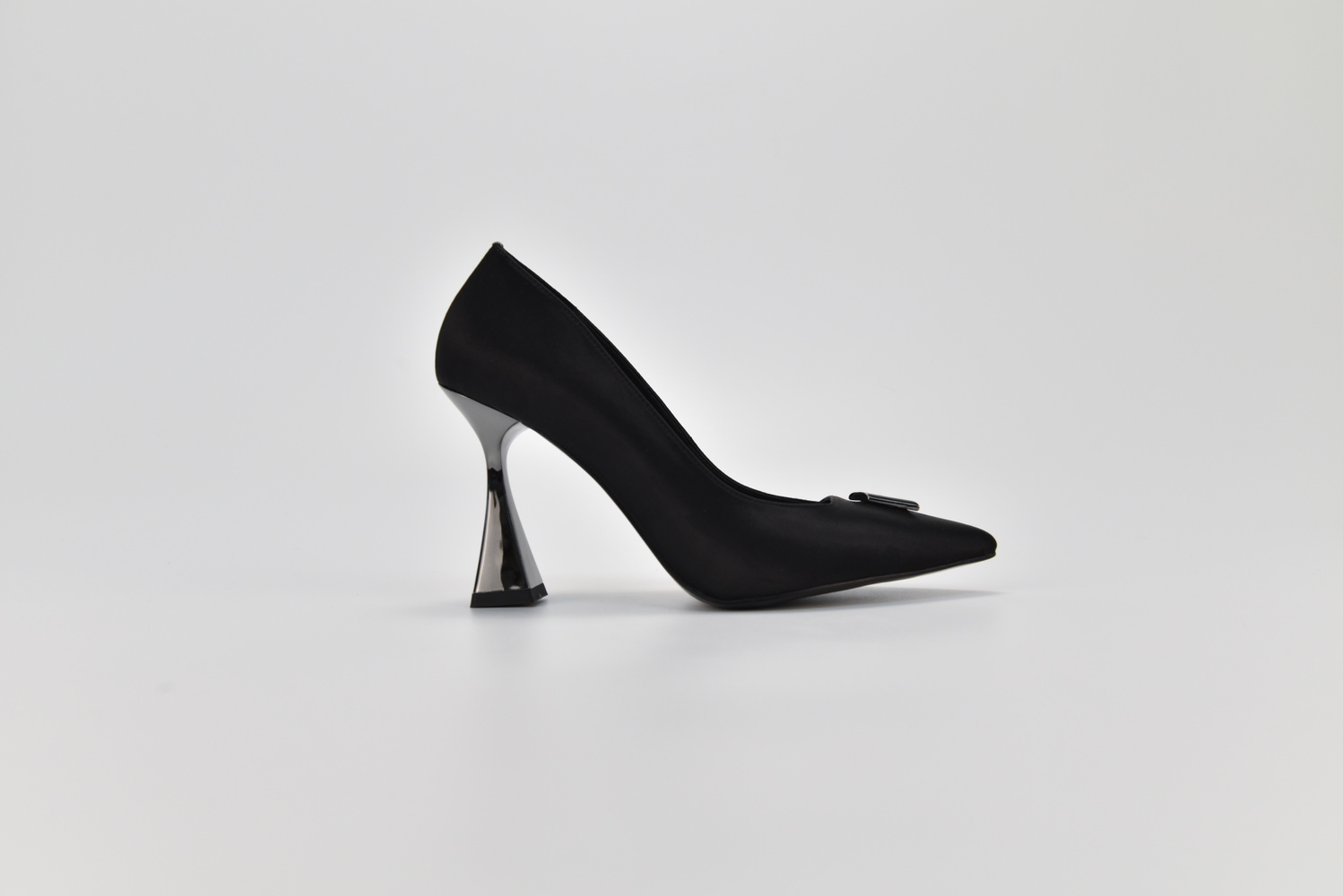 DEBUT Brooch Court